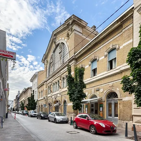 V26 Freedom * بودابست